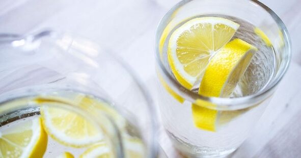 Adding lemon juice to water will make it easier to follow a water diet. 