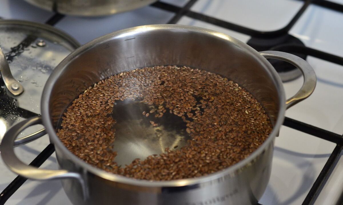 One of the options for eating flaxseeds is the decoction