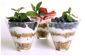 oatmeal with yogurt and fruit for proper nutrition and weight loss
